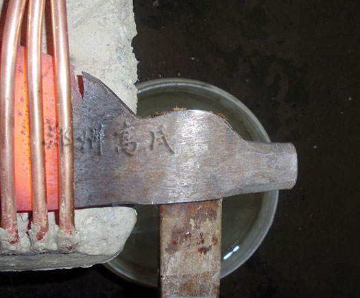 高頻感應(yīng)淬火機對斧頭進行淬火熱處理