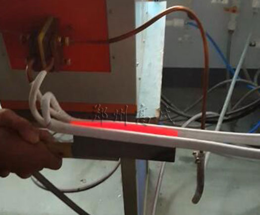 超高頻淬火設(shè)備對(duì)菜刀進(jìn)行感應(yīng)淬火熱處理