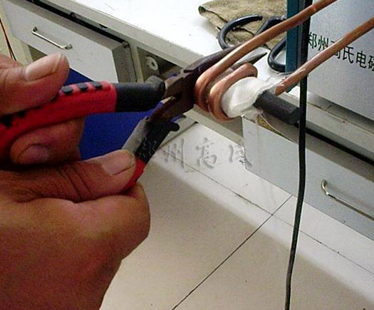 鉗子刃口淬火，高頻淬火機(jī)效果杠杠的