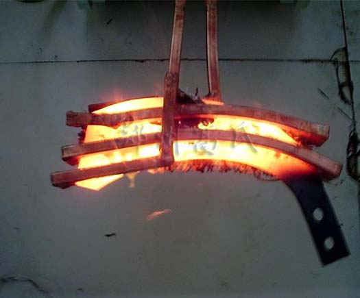 用高頻淬火機(jī)對(duì)鐮刀進(jìn)行淬火熱處理 用高頻淬火機(jī)對(duì)鐮刀進(jìn)行淬火熱處理